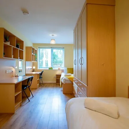 Spacious 2 Bed Apt, Sleeps 5