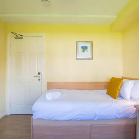 Apartment Spacious 2 Bed Apt, Sleeps 5 *
