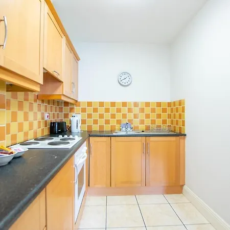 Spacious 2 Bed Apt, Sleeps 5 *