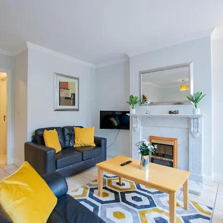 Spacious 2 Bed Apt, Sleeps 5