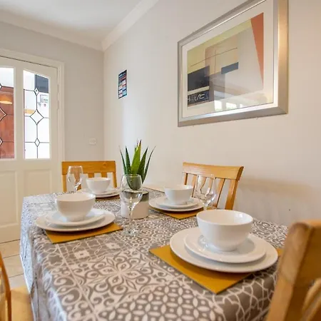 Spacious 2 Bed Apt, Sleeps 5 Apartment