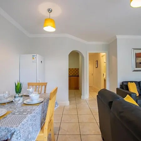 Spacious 2 Bed Apt, Sleeps 5