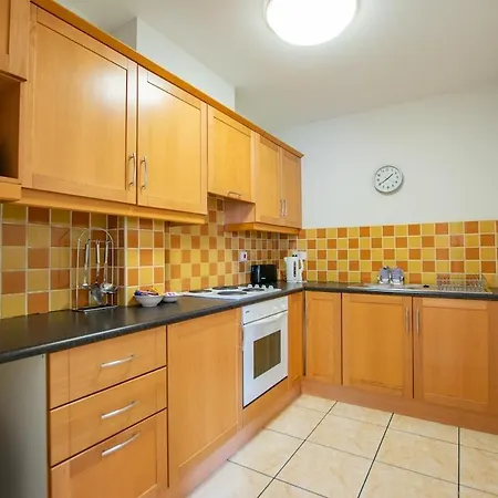 Spacious 2 Bed Apt, Sleeps 5 Apartment