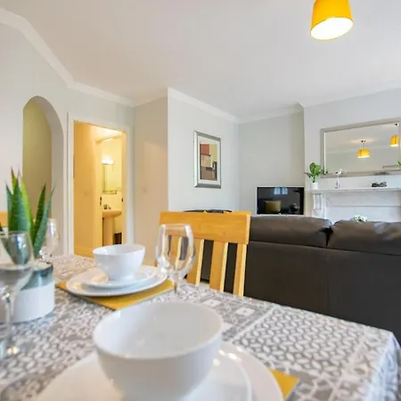 Apartment Spacious 2 Bed Apt, Sleeps 5
