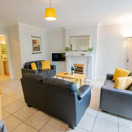Apartment Spacious 2 Bed Apt, Sleeps 5 *