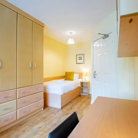 Spacious 2 Bed Apt, Sleeps 5 Apartment Galway