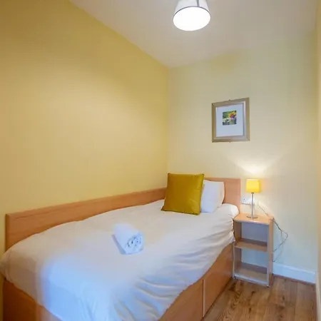 Apartment Spacious 2 Bed Apt, Sleeps 5 *
