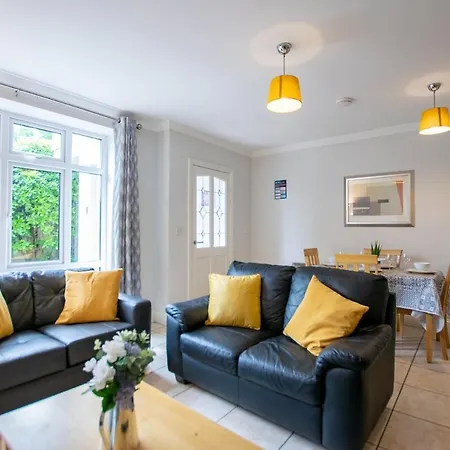 Apartment Spacious 2 Bed Apt, Sleeps 5