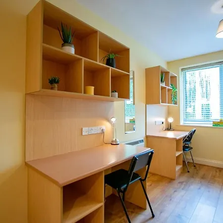 Apartment Spacious 2 Bed Apt, Sleeps 5 *