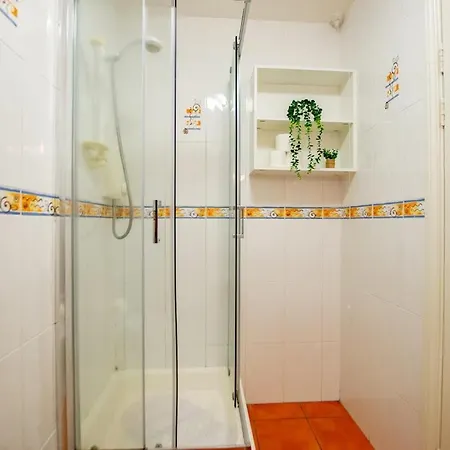 Spacious 2 Bed Apt, Sleeps 5