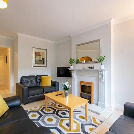 Spacious 2 Bed Apt, Sleeps 5 Apartment