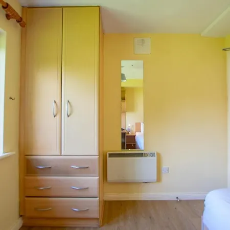 Spacious 2 Bed Apt, Sleeps 5 Apartment