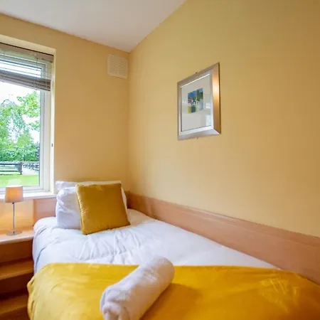 Spacious 2 Bed Apt, Sleeps 5 *