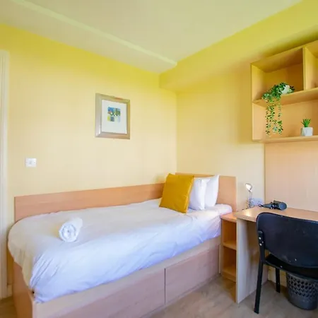 Spacious 2 Bed Apt, Sleeps 5