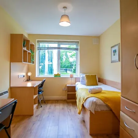 Spacious 2 Bed Apt, Sleeps 5 Apartment *