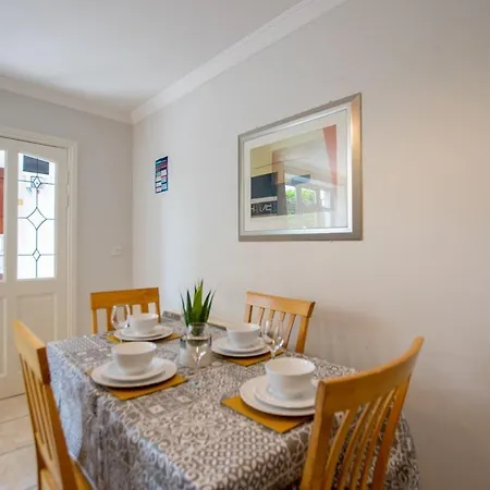 Apartment Spacious 2 Bed Apt, Sleeps 5 Galway
