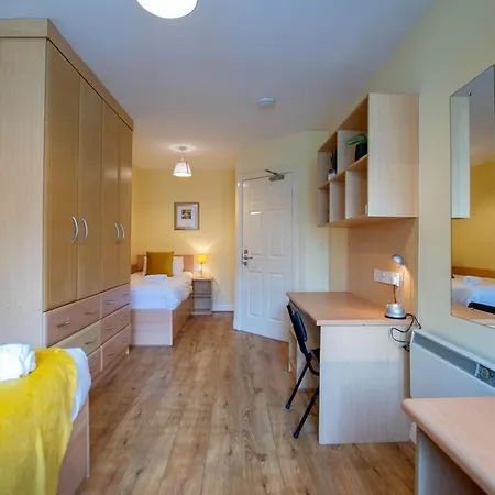 Apartment Spacious 2 Bed Apt, Sleeps 5 *