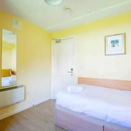Spacious 2 Bed Apt, Sleeps 5 Apartment *